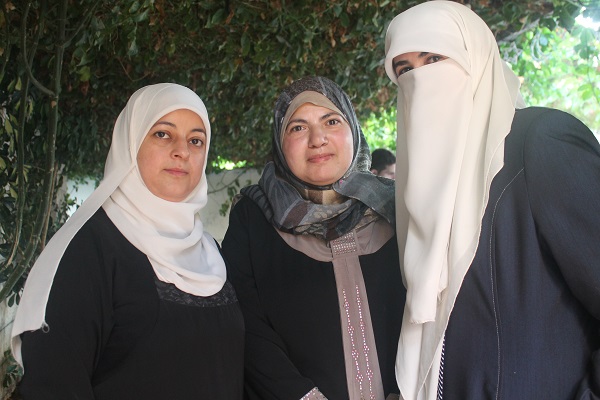 يمنينًا إلى الشمال (رندة، نادية، أسماء) زوجة خضر عدنان وزوجتا الأسير جعفر عز الدين