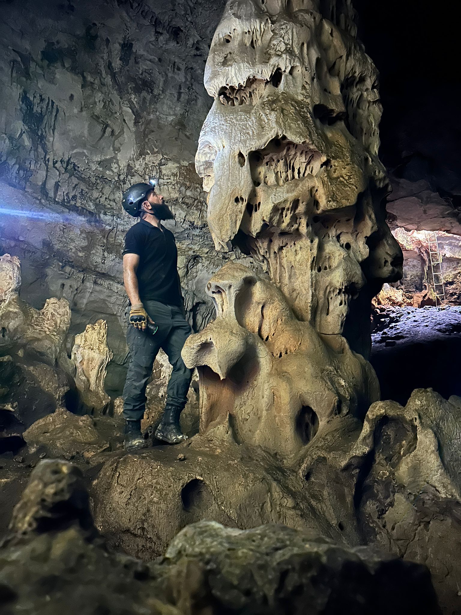 عامود تشكل من عوامل الطبيعة استكشاف بير الحمام وادي صريدا دير غسانة